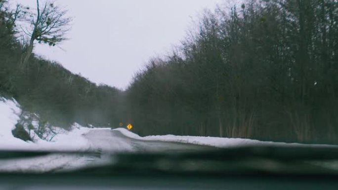 阿根廷乌斯怀亚附近火地岛一条道路上的车内视图。