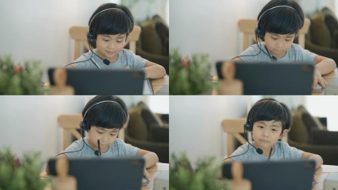 男孩在家参加在线课程。