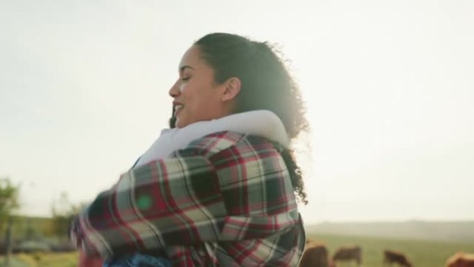 拥抱，孩子和母亲在一个农场可持续的生活方式在西班牙的乡村在夏天。在大自然的养牛场上，孩子和妈妈拥抱、