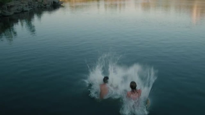 年轻夫妇潜入湖中