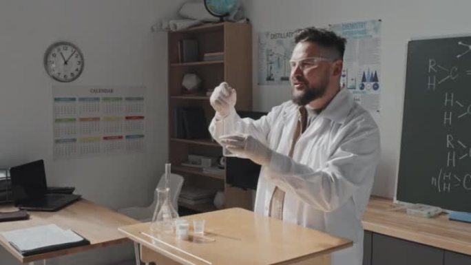 化学老师展示实验化学实验男人