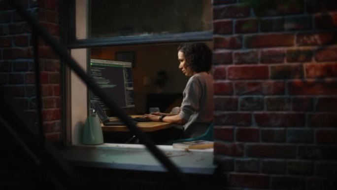 夜间家庭办公室: 年轻的西班牙裔妇女正在台式计算机上工作。软件开发人员，电子商务企业家为电子商务应用