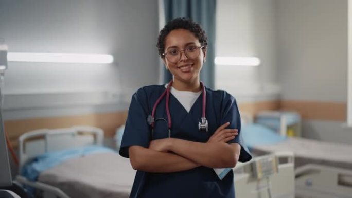 医院病房: 摆姿势美丽的黑人女护士长，医生，外科医生迷人地微笑着，亲切地看着镜头。拥有先进设备和专业