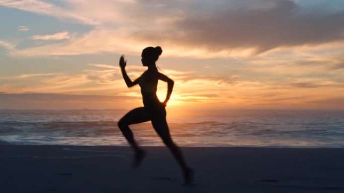 快速、健康和活跃的慢跑者在海洋和海滩上奔跑，日落天空背景和复制空间。运动的女运动员在户外运动或进行耐