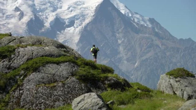 男子徒步旅行者在山上徒步旅行。勃朗峰背景