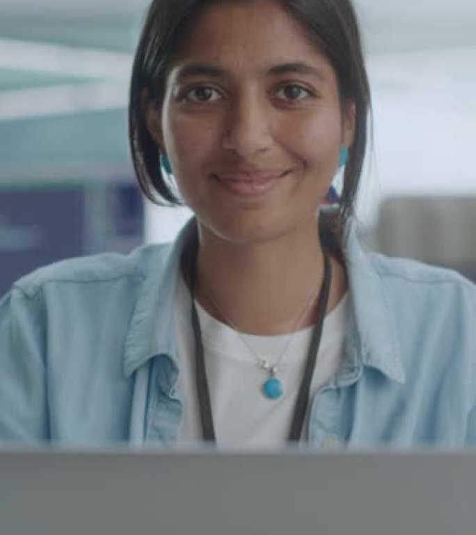 垂直屏幕。多元化的办公室: 微笑的印度IT程序员在台式计算机上工作的肖像。女专家创造创新软件。专业工