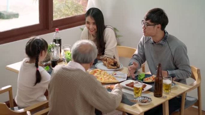 4K UHD手持高角度视图: 快乐的亚洲多代家庭在家里一起吃饭。