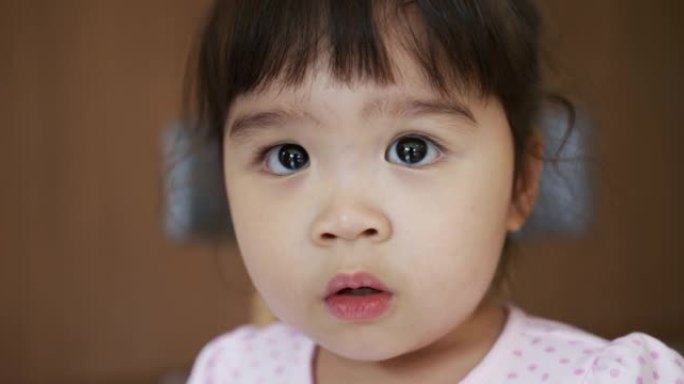 女婴看着相机学龄前大眼睛儿童脸部