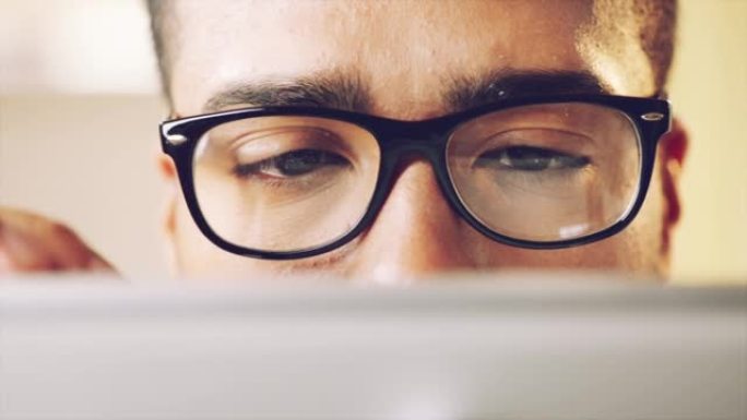 4k视频片段，一名年轻人在使用数字平板电脑时戴眼镜