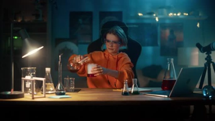 聪明的小男孩戴上安全护目镜，并在家里的烧杯中混合化学物质。青少年进行教育科学爱好实验，在他的房间里做