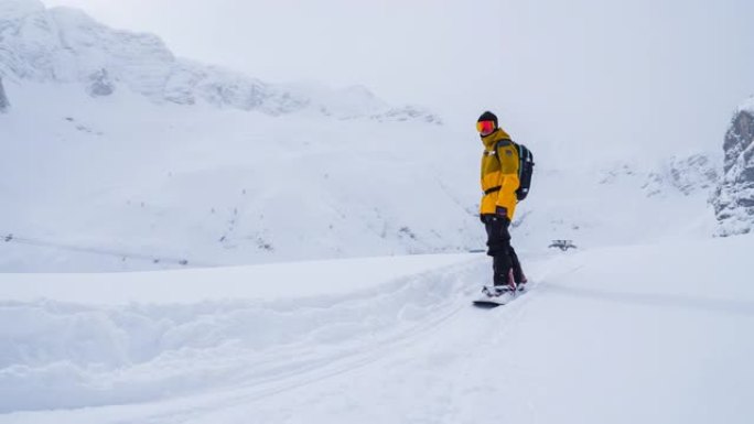 滑雪者探索下雪的冬季景观