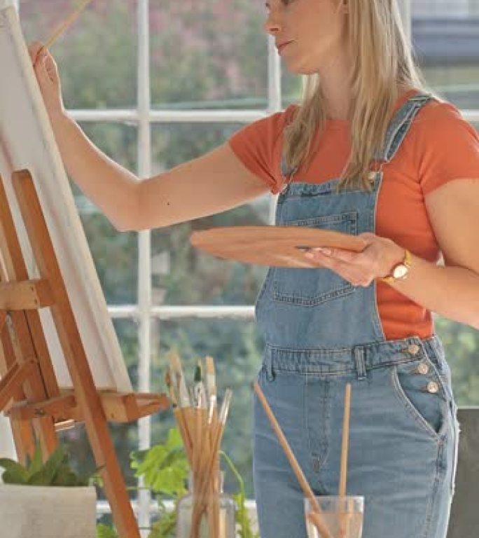 艺术，创意和女性在画布上绘画，用于业余爱好，职业或在工作坊中展览。才华，创造力和画家在工作室中获得艺