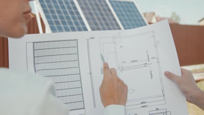 工人讨论太阳能电池板的蓝图