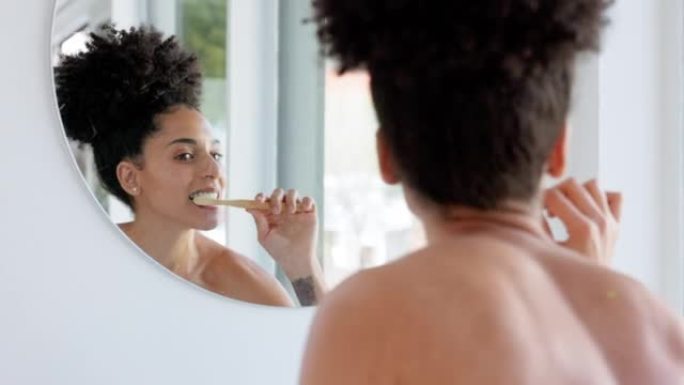 镜子，黑人妇女和刷牙在浴室，健康或卫生清洁，牙齿护理或例行。口腔健康，非裔美国女性或牙膏刷牙，呼吸清