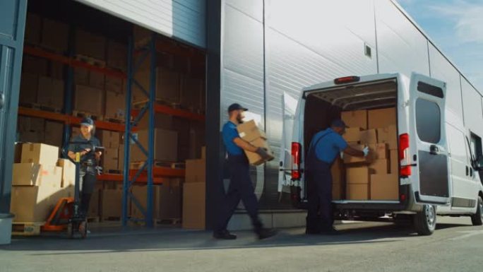 在物流配送仓库之外，经理使用平板电脑，不同的工人用纸板箱装载送货卡车。在线订单、采购、电子商务商品。