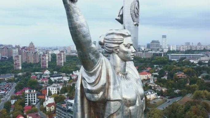基辅祖国纪念雕像无人机由乌克兰著名地标升起，展示美丽宁静的城市风景。
