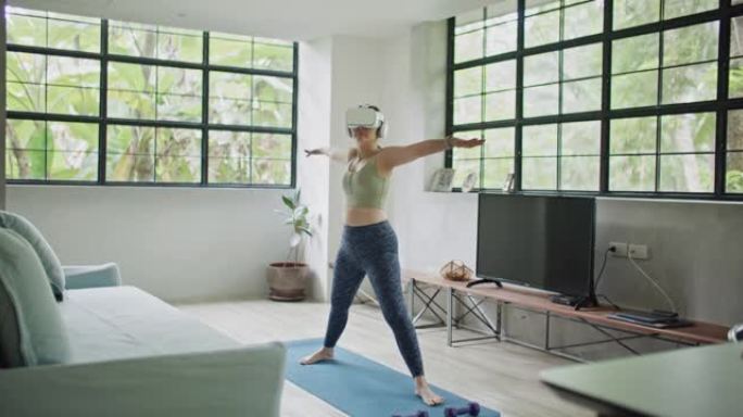 女人在瑜伽垫上用虚拟现实套装冥想