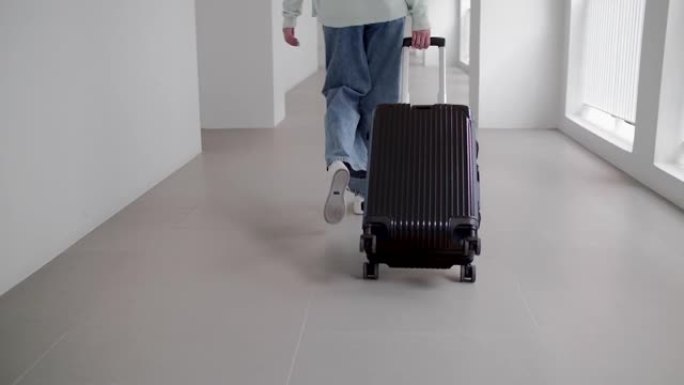 新的正常旅行: 亚洲旅客带着行李步行到酒店房间