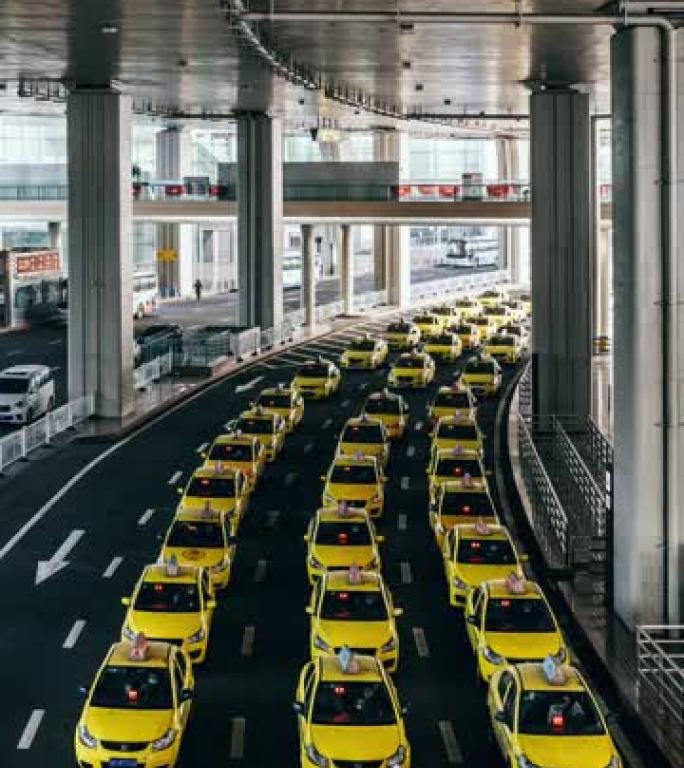 T/L PAN机场出口繁忙的黄色出租车排队