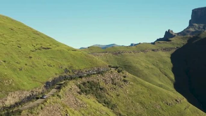 前往哨兵停车场的风景优美的鸟瞰图。南非德拉肯斯堡圆形剧场