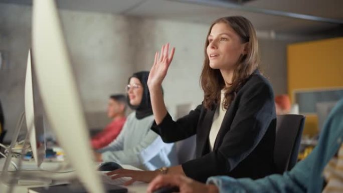 美丽聪明的女学生，在大学与不同种族的同学一起学习。她举手问老师一个问题。运用她的知识在课堂上获得学术