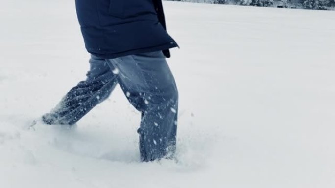 疲惫疲惫的人挣扎着在极端寒冷的雪地里行走，冬天的天气绝望无望一步一步寻找人行道