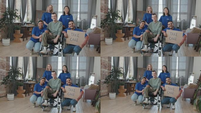 轮椅上的志愿者团队的肖像