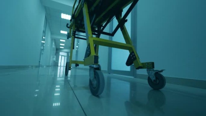 空担架在诊所走廊移动。