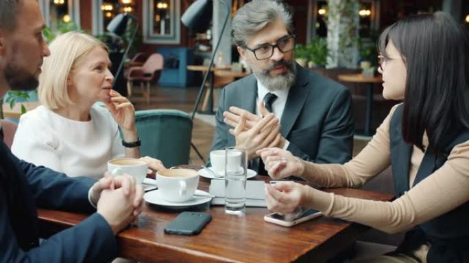 一群在咖啡馆里讨论生意的企业家