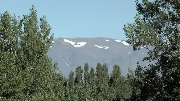 阿根廷巴塔哥尼亚内乌肯省城市Chos Malal周围山区的最后积雪。