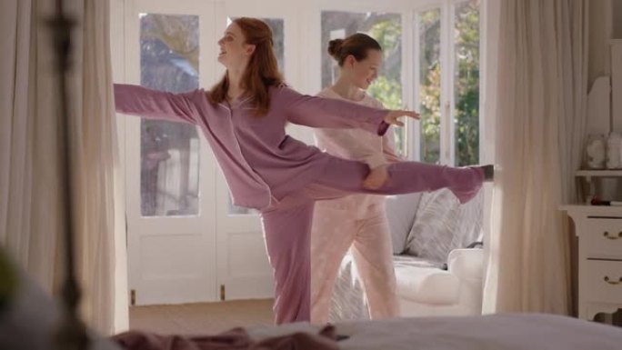快乐的少女在卧室里练习芭蕾舞动作最好的朋友周末早上穿着睡衣排练得很开心