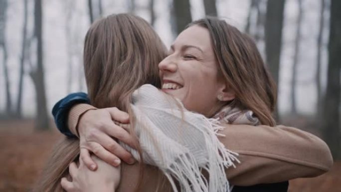两个女人在森林拥抱
