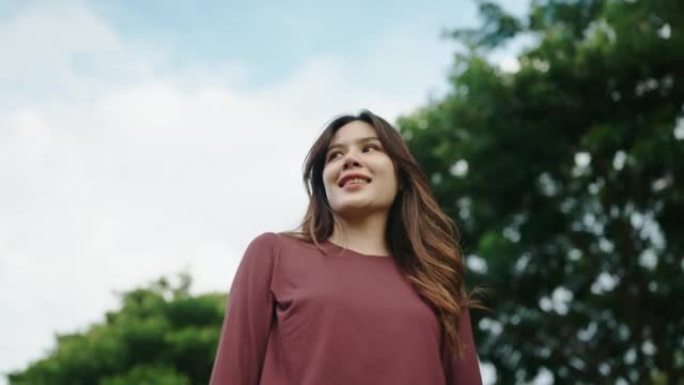 年轻女子的肖像在大自然中闭上眼睛放松