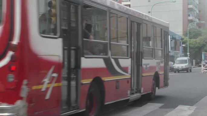 阿根廷布宜诺斯艾利斯一条街道上的公共巴士 (Colectivo)。