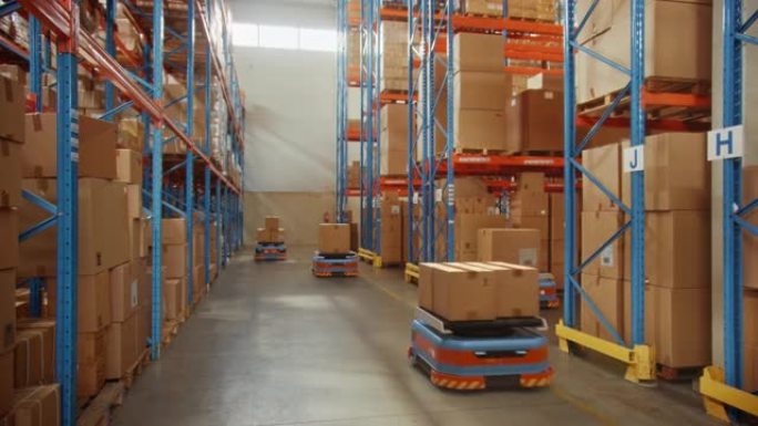 未来技术3D概念: 自动化现代零售仓库AGV机器人在配送物流中心运输纸箱。自动引导车辆交付货物、产品
