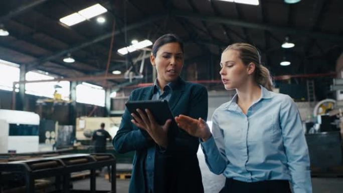 平板电脑，点和工程师在工厂制造工厂，仓库生产或工业检查方面的团队合作。工程协作、交流和行业女性规划项