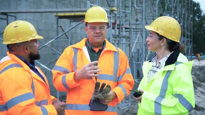 三名施工人员在护具中交谈