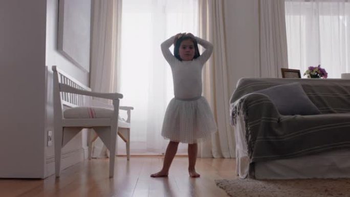 快乐的小芭蕾舞女演员练习芭蕾舞，穿着芭蕾舞短裙在家里玩假装游戏，享受童年的想象力4k镜头