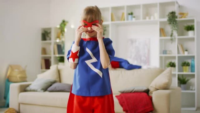 戴红色超级英雄眼罩的小女孩