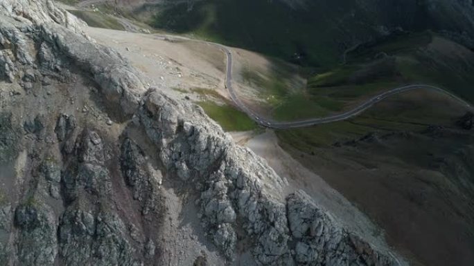 中国新疆的山脊和峰顶和蜿蜒的公路