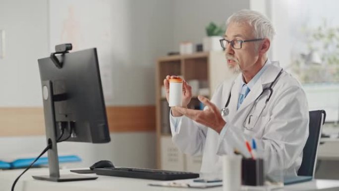 医生在线医疗咨询:白种高级医师正在电脑上与病人进行视频会议。医疗保健专业人员提供建议，解释测试结果。