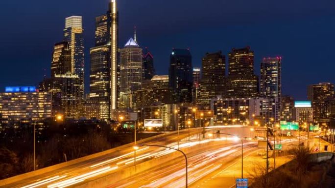 夜间延时: 美国宾夕法尼亚州的费城高速公路和天际线摩天大楼的城市景观