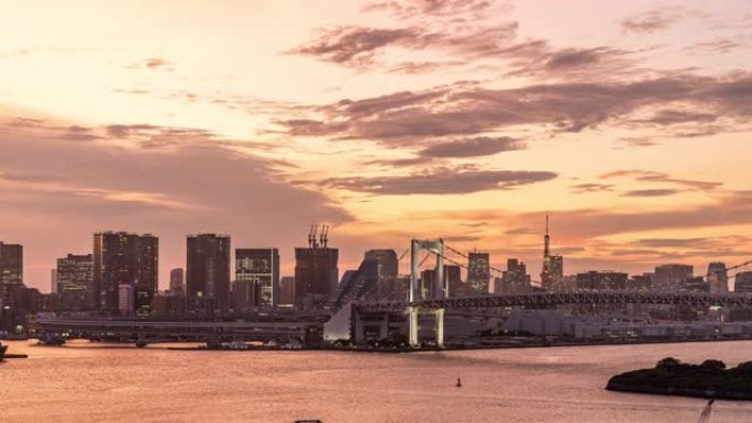 4K UHD日夜延时: 鸟瞰图彩虹桥与东京塔和日本东京市中心城市景观。