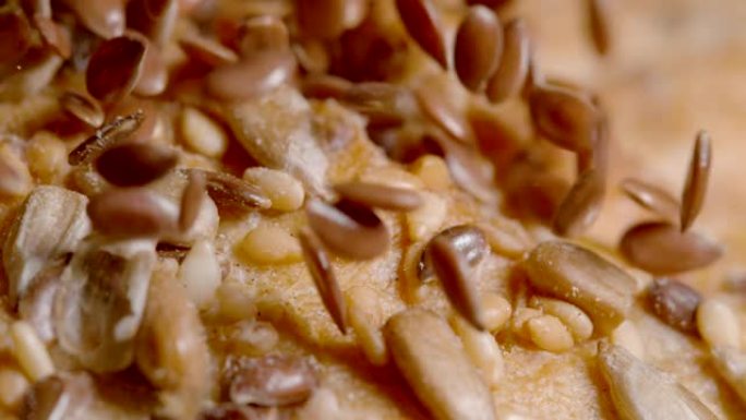 宏观，dop: 亚麻籽落在自制的乡村无酵饼的外壳上。