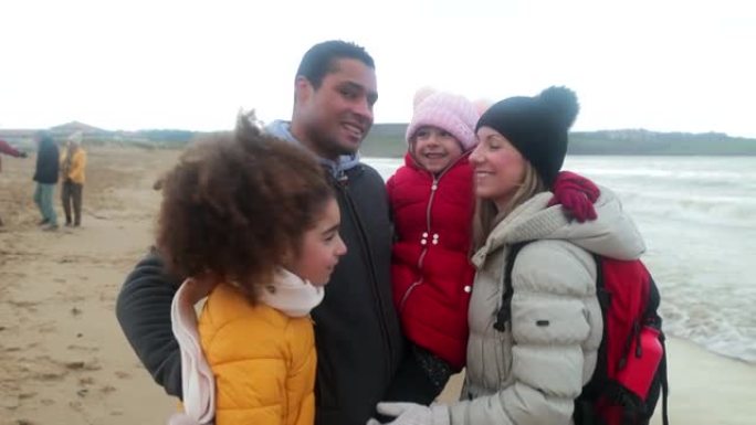 海滩上的幸福家庭外国人全家福视频素材