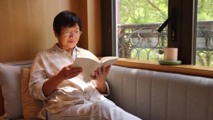 老年女性在家看书退休生活老有所乐老年人看