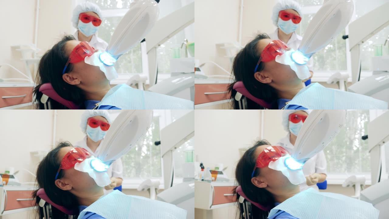 牙医正在对患者进行口腔卫生程序
