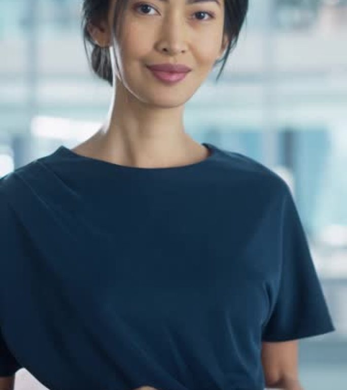 垂直屏幕: 穿着时尚服装的女商人使用平板电脑，站在现代多样化的办公室从事金融、商业和营销项目。美丽的