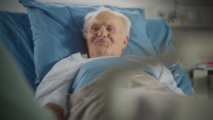 医院病房: 英俊的老人躺在床上休息，生病后完全康复并手术成功的肖像。老人微笑着，想起了他幸福的长寿，