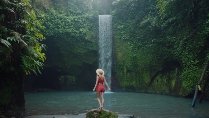 旅游女人看着雨林丛林中的瀑布独自探索享受异国假期4k